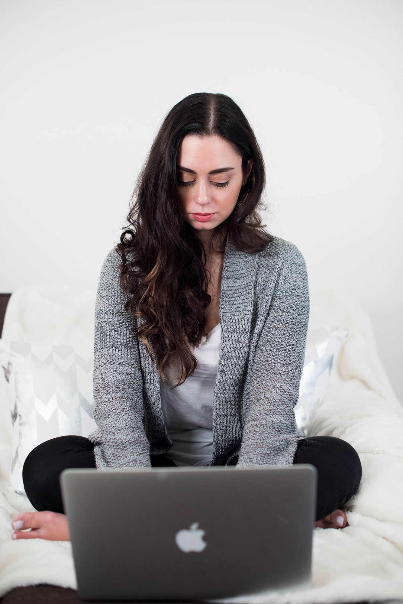 coco-and-vera-best-vancouver-style-blog-best-canadian-style-blog-top-blogger-sezane-grey-sweater-aritzia-white-t-shirt-uniqlo-black-skinny-jeans-macbook-pro-laptop