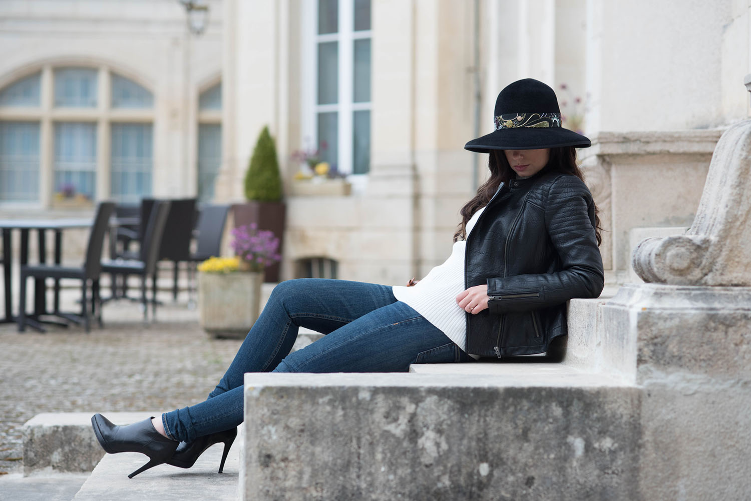 Fashion blogger Cee Fardoe of Coco & Vera wearing a Krasnova Modiste hat and Rag & Bone jeans