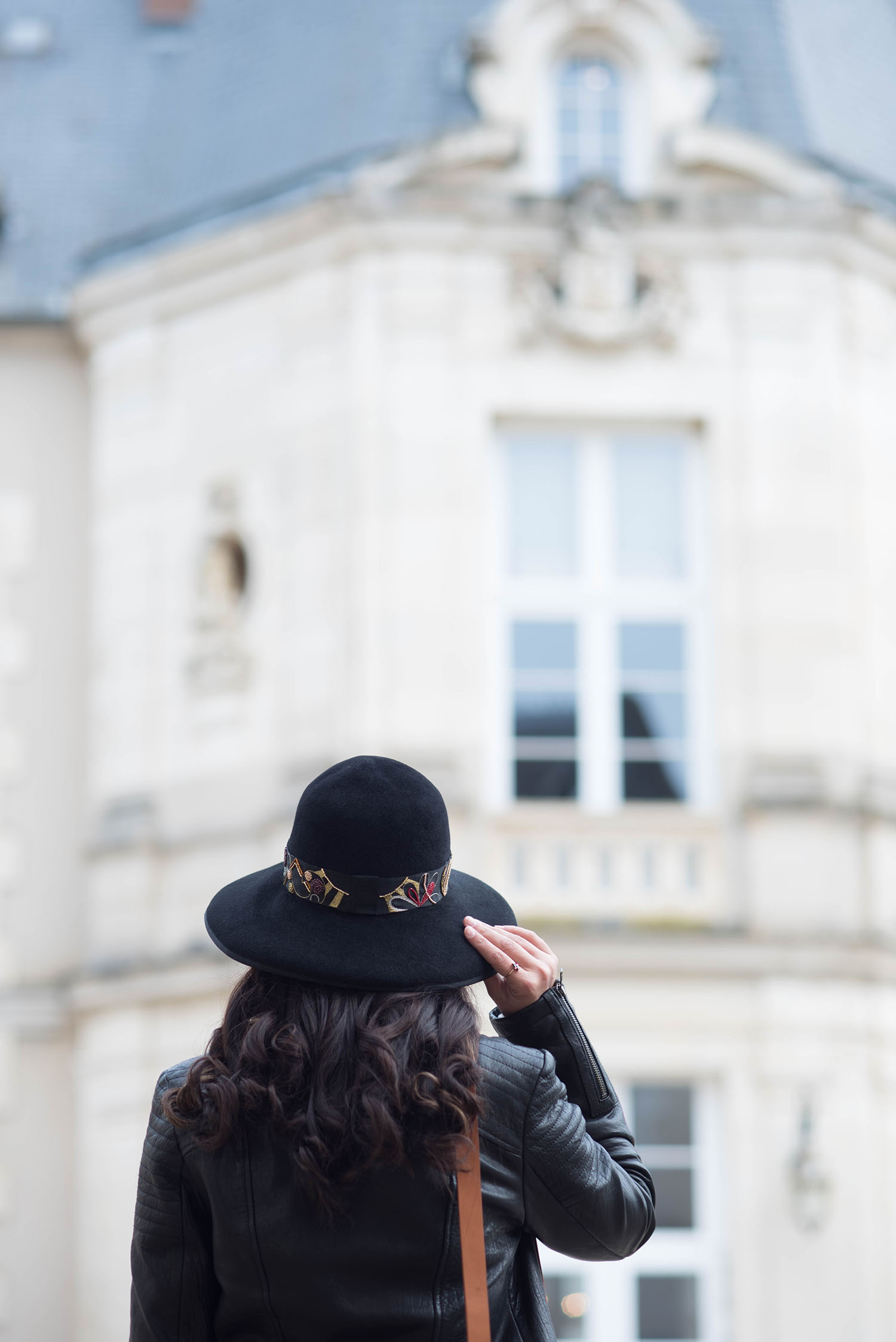 Details on personal style blogger Cee Fardoe of Coco & Vera, wearing a black Krasnova Modiste hat