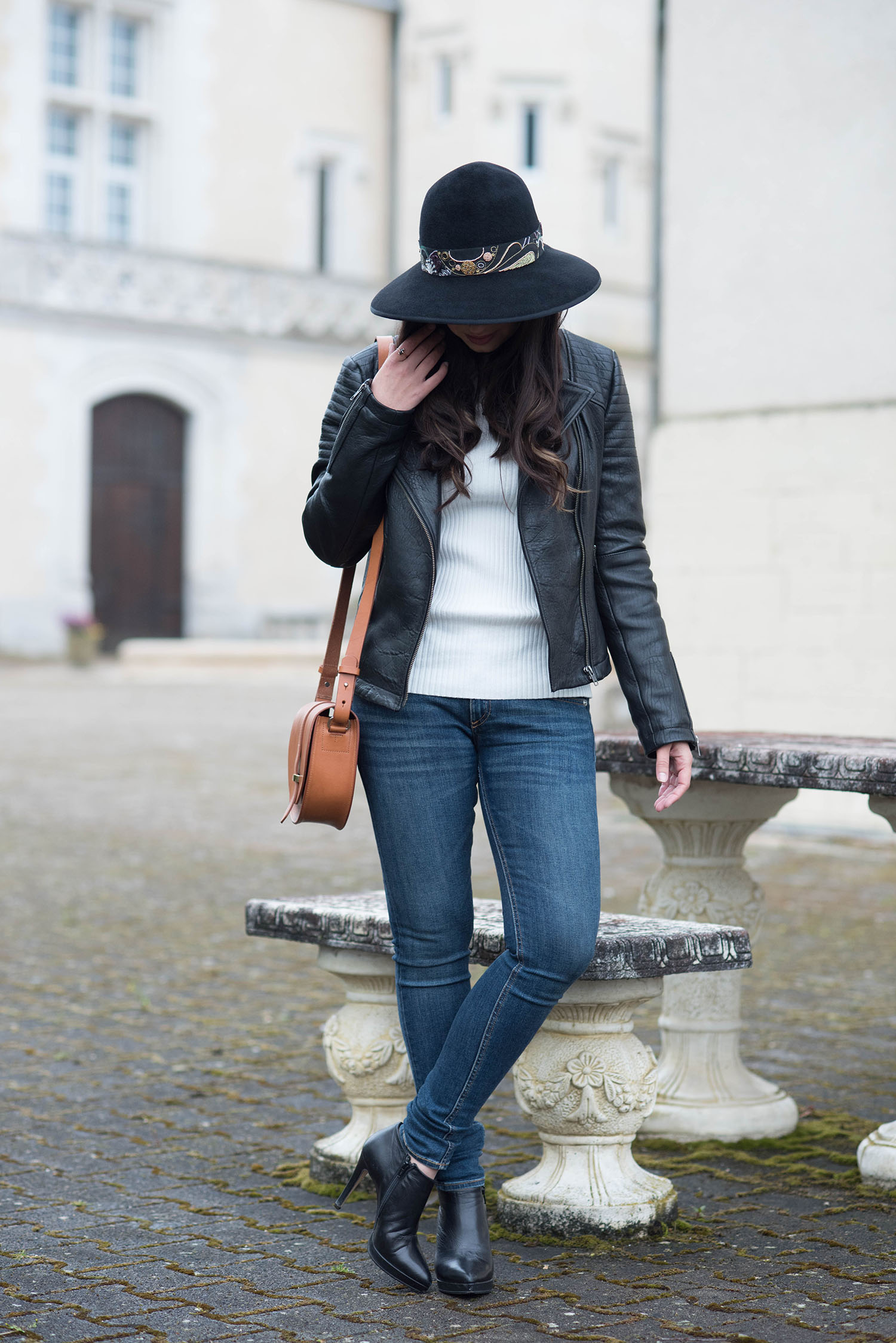 Fashion blogger Cee Fardoe of Coco & Vera wearing Ray & Bone jeans and a Sezane Claude bag