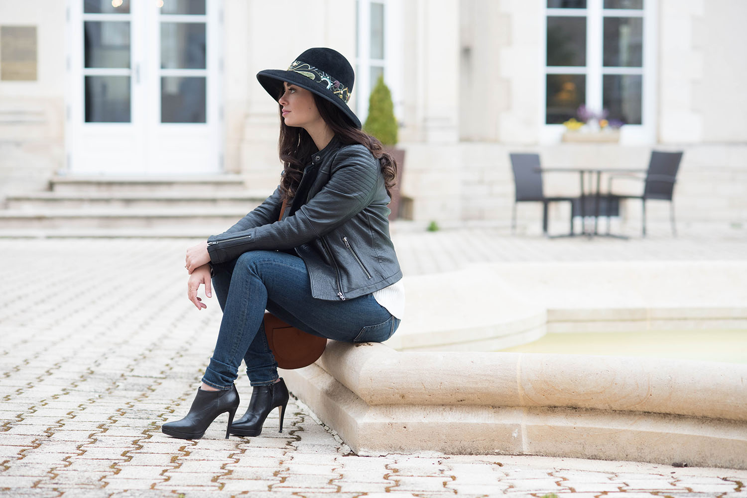 Outfit on fashion blogger Cee Fardoe of Coco & Vera wearing a Krasnova Modiste hat and Rag & Bone jeans