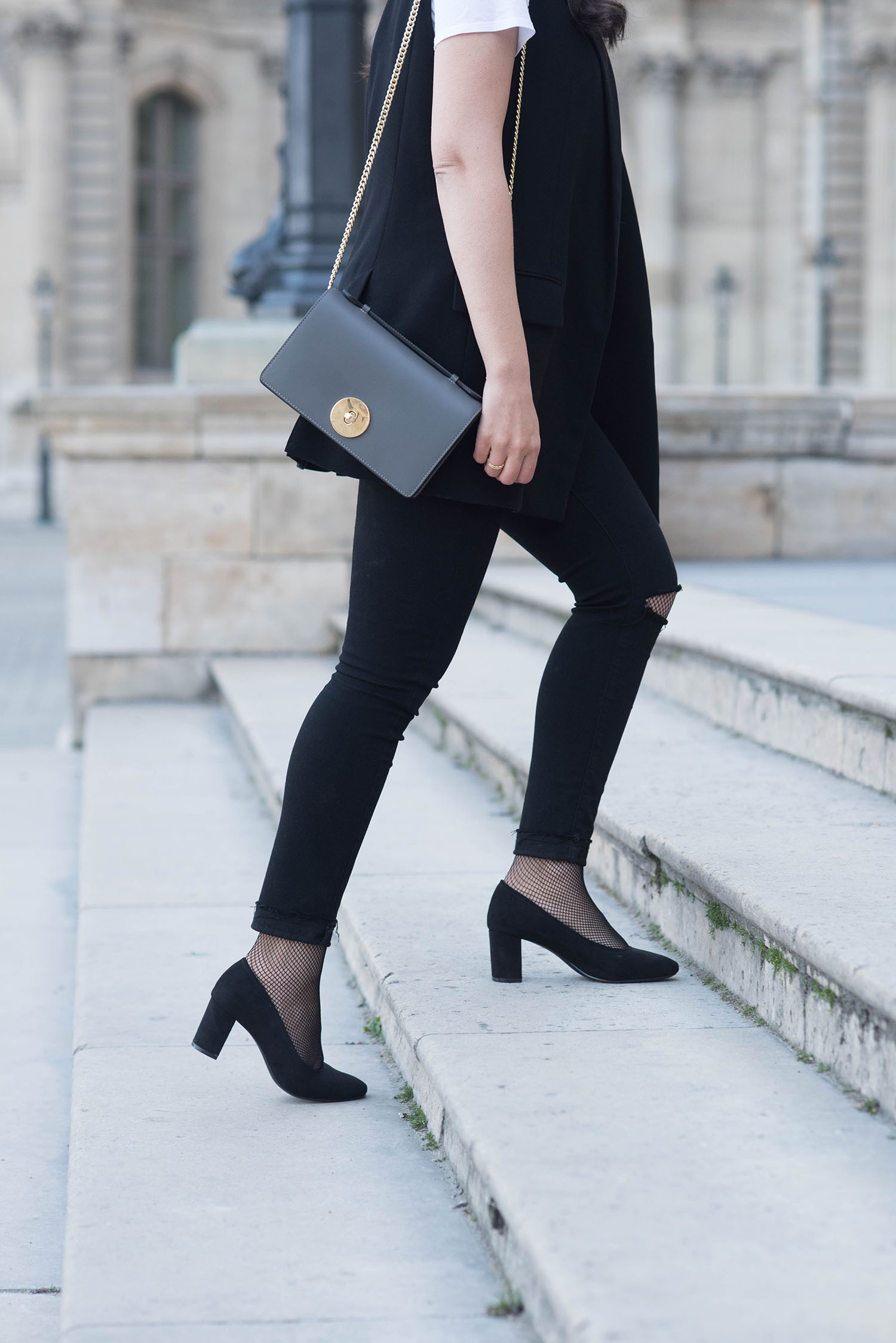Outfit details on fashion blogger Cee Fardoe of Coco & Vera, including a grey Camelia Roma bag, black paige jeans and H&M block heels