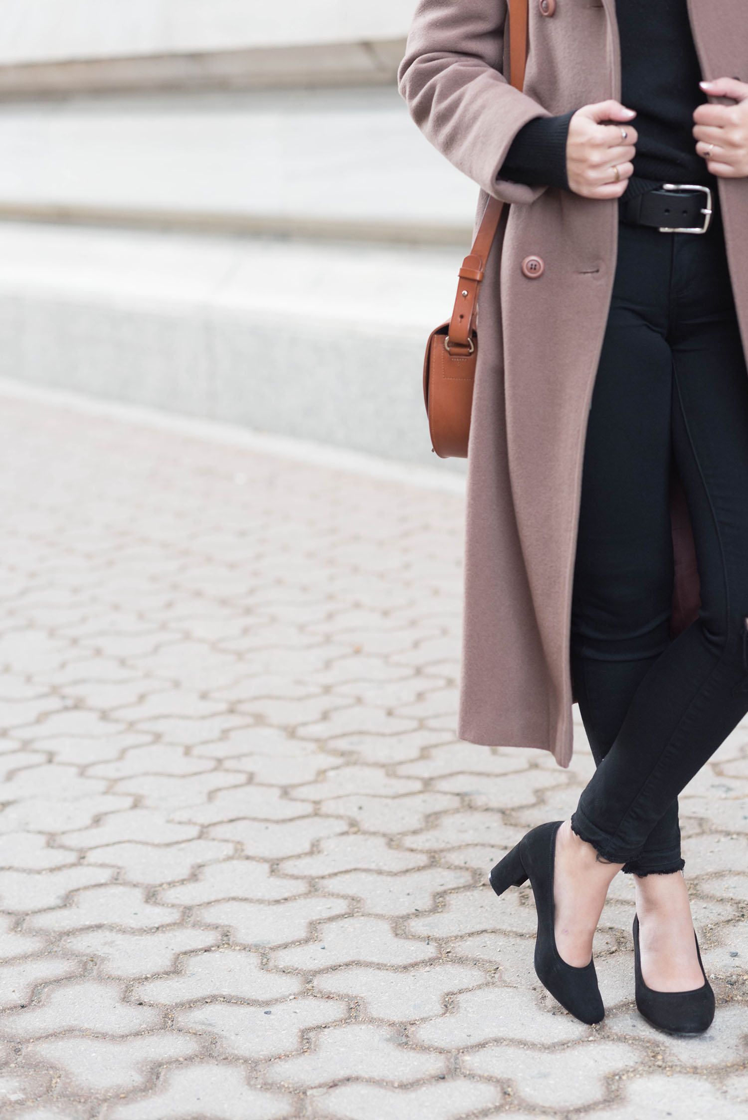 Outfit details on Canadian fashion blogger Cee Fardoe of Coco & Vera, wearing a BRAVE Leather belt and Paige black jeans