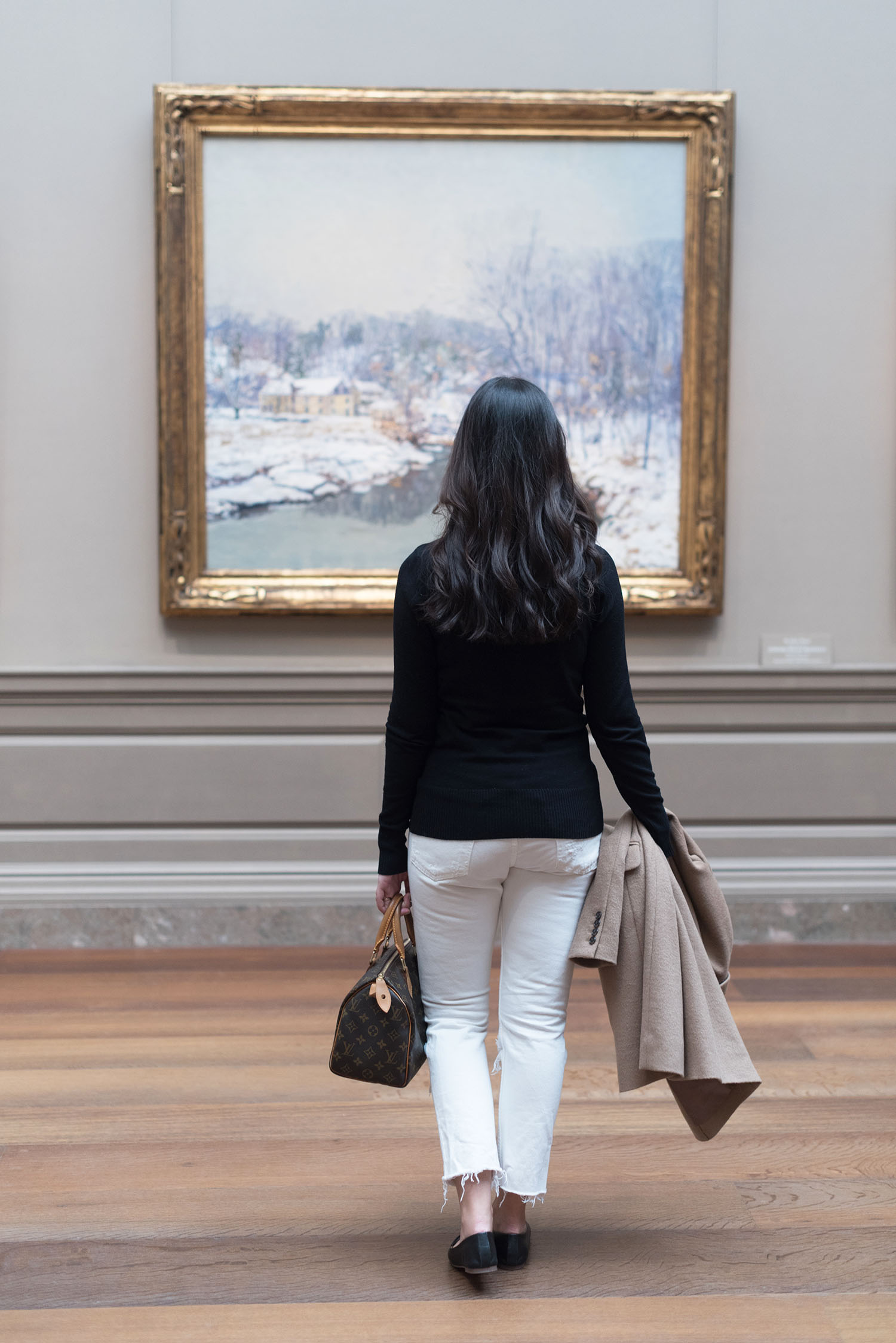 Winnipeg fashion blogger Cee Fardoe of Coco & Vera fashions an oil painting at the National Gallery of Art in Washington DC, wearing Grlfnd white jeans and carrying a Louis Vuitton Speedy 25 handbag