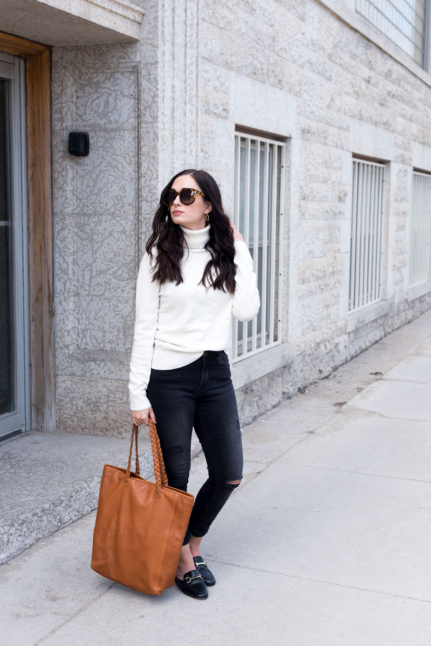 Canadian fashion blogger Cee Fardoe of Coco & Vera wears black Mavi jeans and carries a Les Composantes tote bag