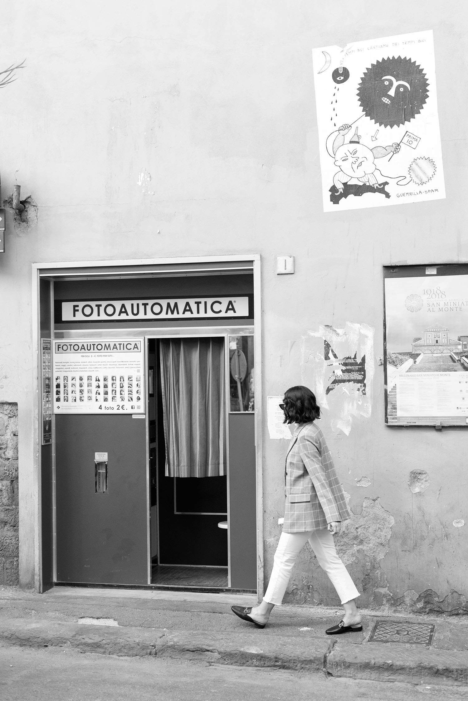 Top Winnipeg fashion blogger Cee Fardoe of Coco & Vera walks to the Fotoautomatica in Florence, Italy, wearing a Mango blazer and Mavi jeans