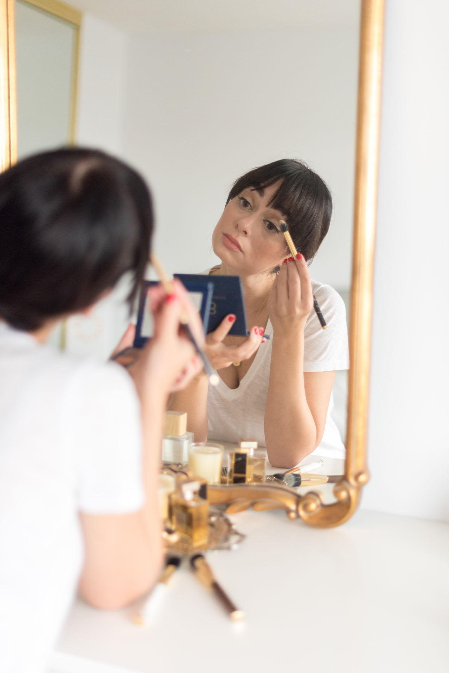 Portrait of top Winnipeg beauty blogger Cee Fardoe of Coco & Vera, applying eyeshadow from the Beautycounter velvet eyeshadow palette