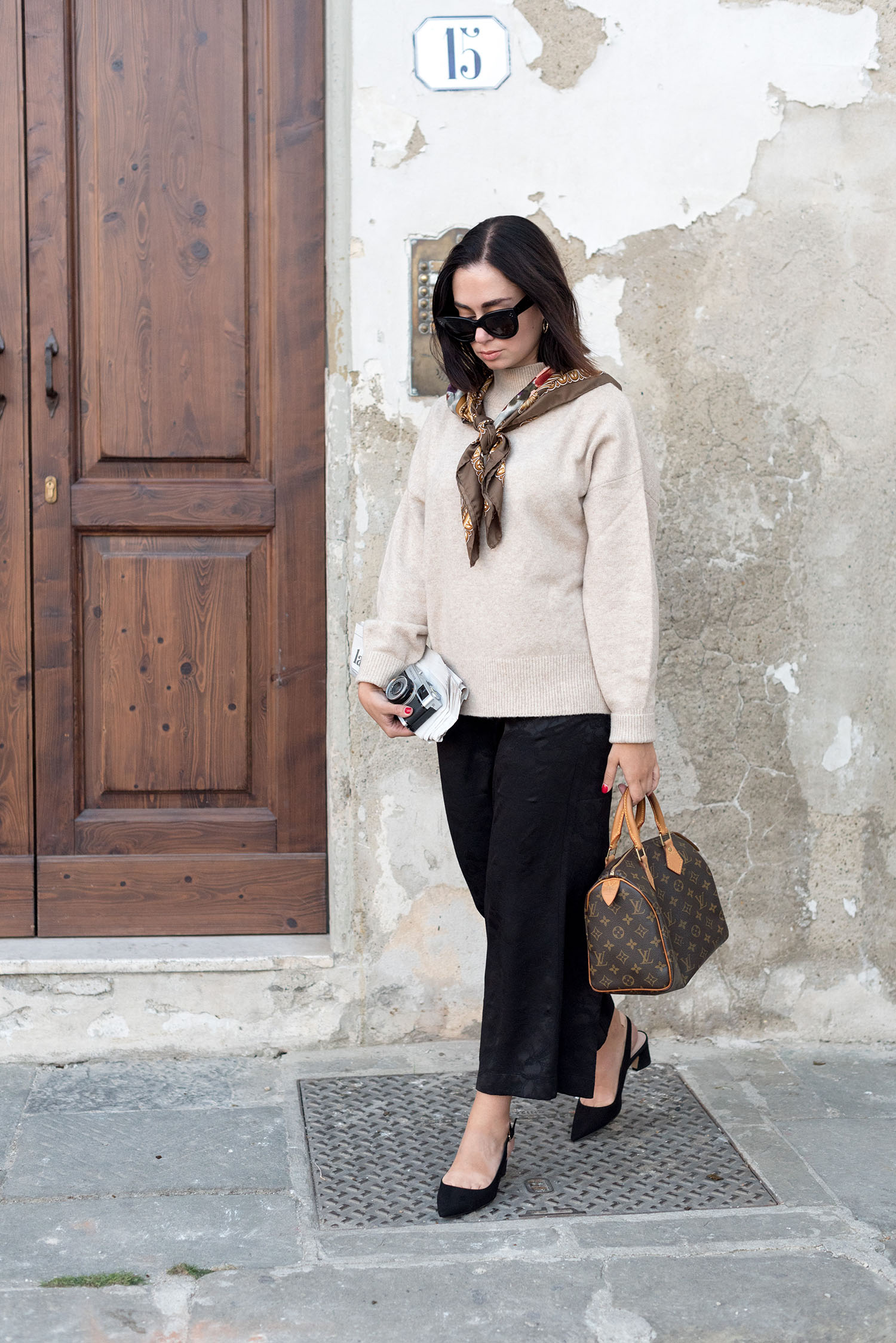 Top Canadian fashion blogger Cee Fardoe of Coco & Vera in Florence, Italy, wearing an H&M sweater and carrying a Louis Vuitton Speedy 25 handbag