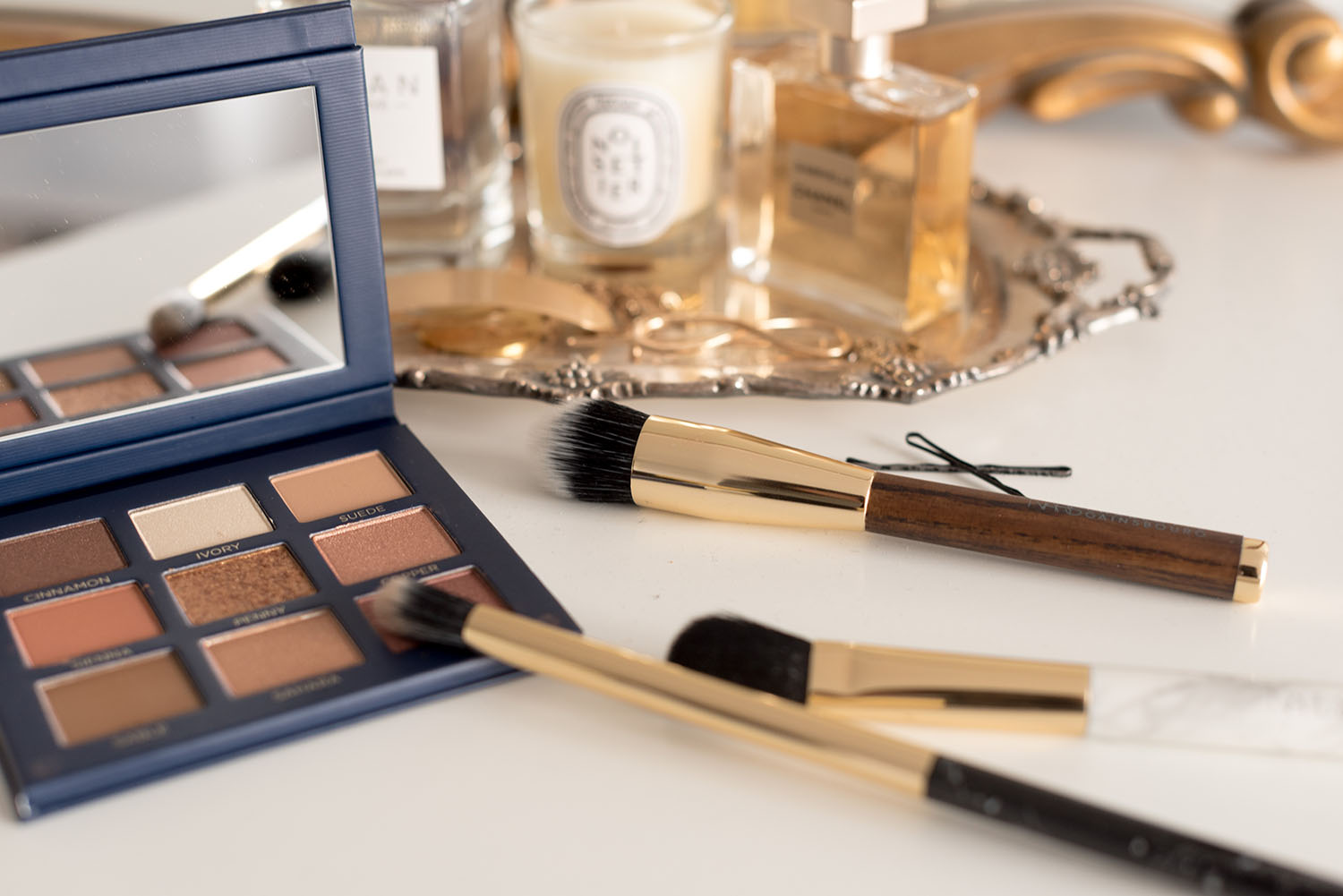 The Beautycounter velvet eyeshadow palette in classic, as captured by top Winnipeg beauty blogger Cee Fardoe of Coco & Vera