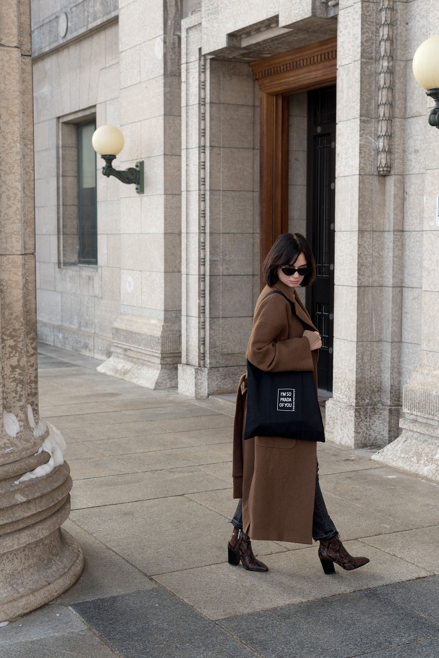 Top Winnipeg fashion blogger Cee Fardoe of Coco & Vera wears a Zara coat and carries a Le French tote bag