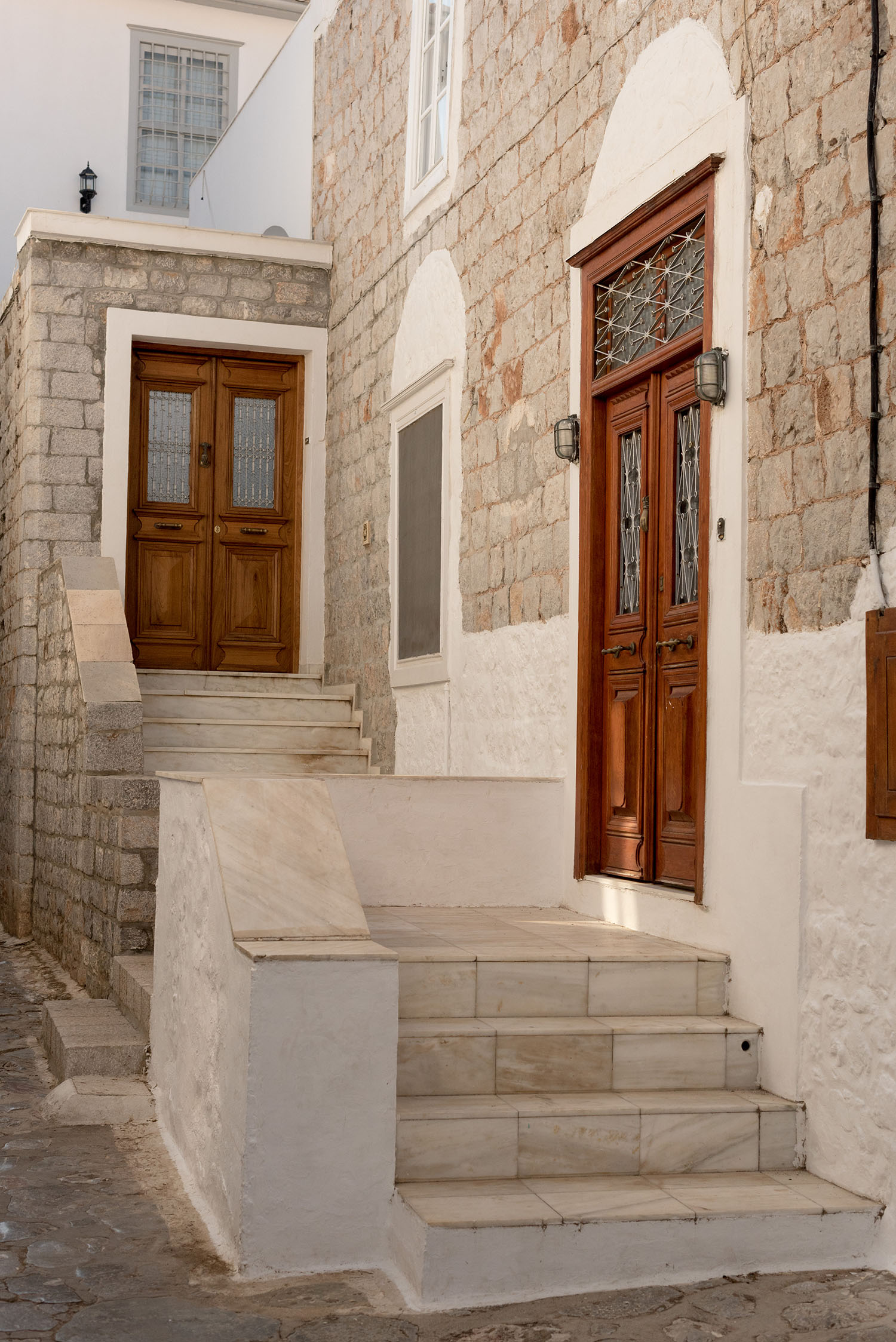 Coco & Vera - Wooden doors in the Saronic Islands in Greece