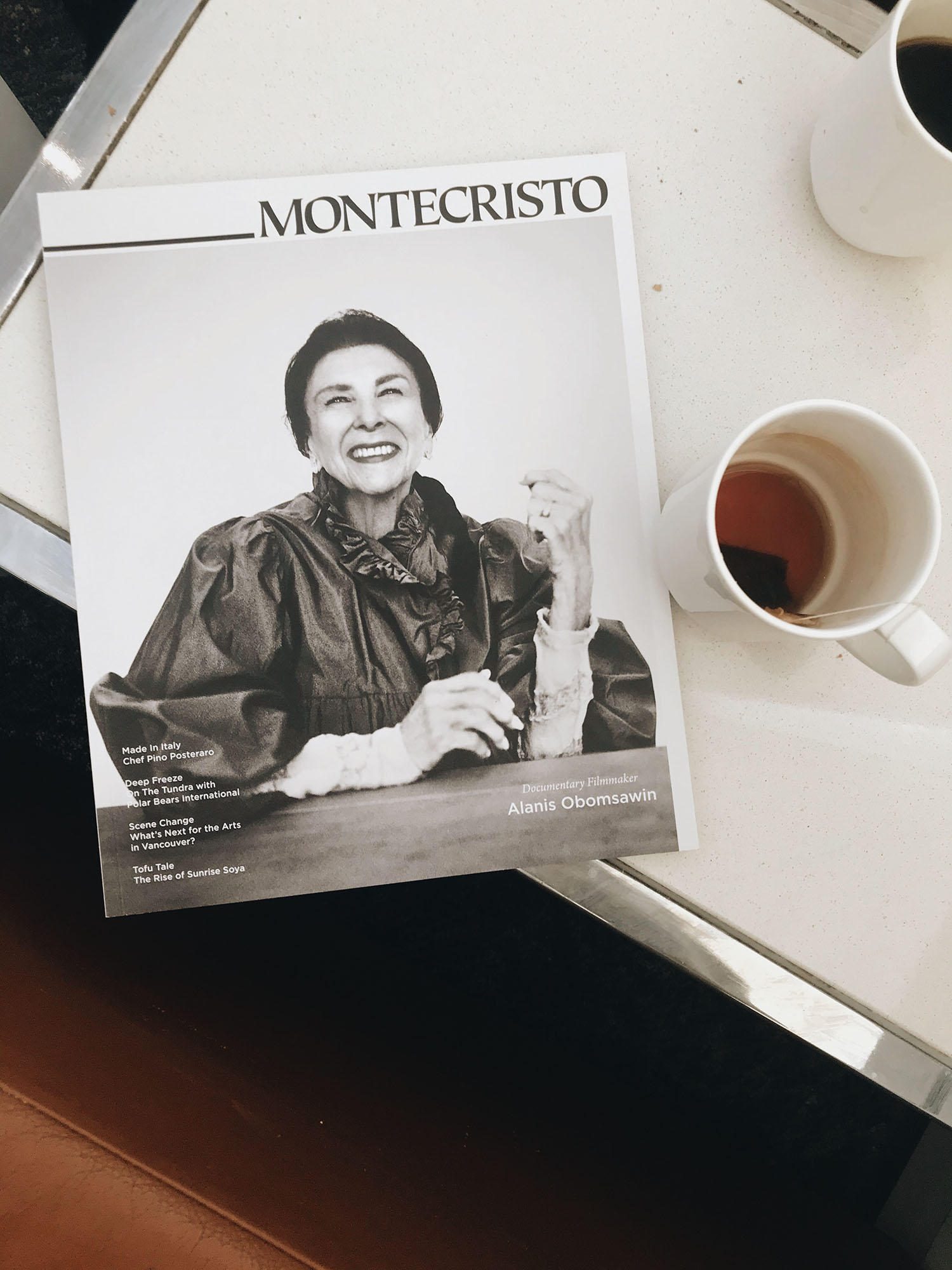 Coco & Vera - Montecristo magazine in the Air Canada Maple Leaf Lounge