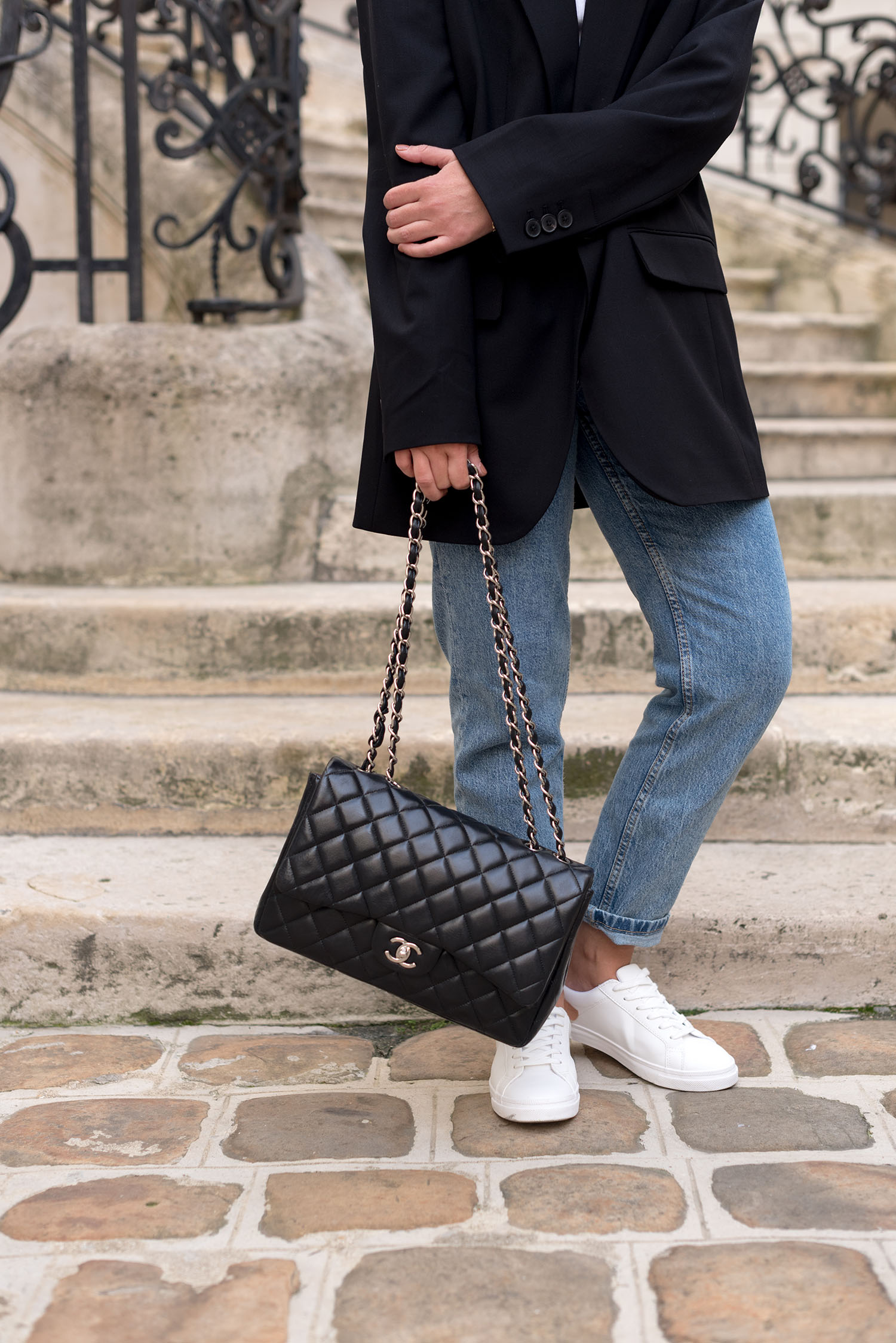 Coco & Vera - Chanel jumbo handbag, Zara jeans, Mango sneakers
