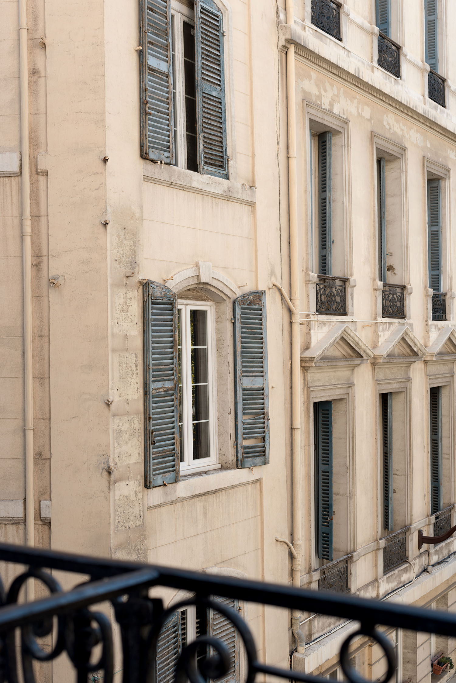 Coco & Vera - Balcony view of historic building in Noailles, Marseille