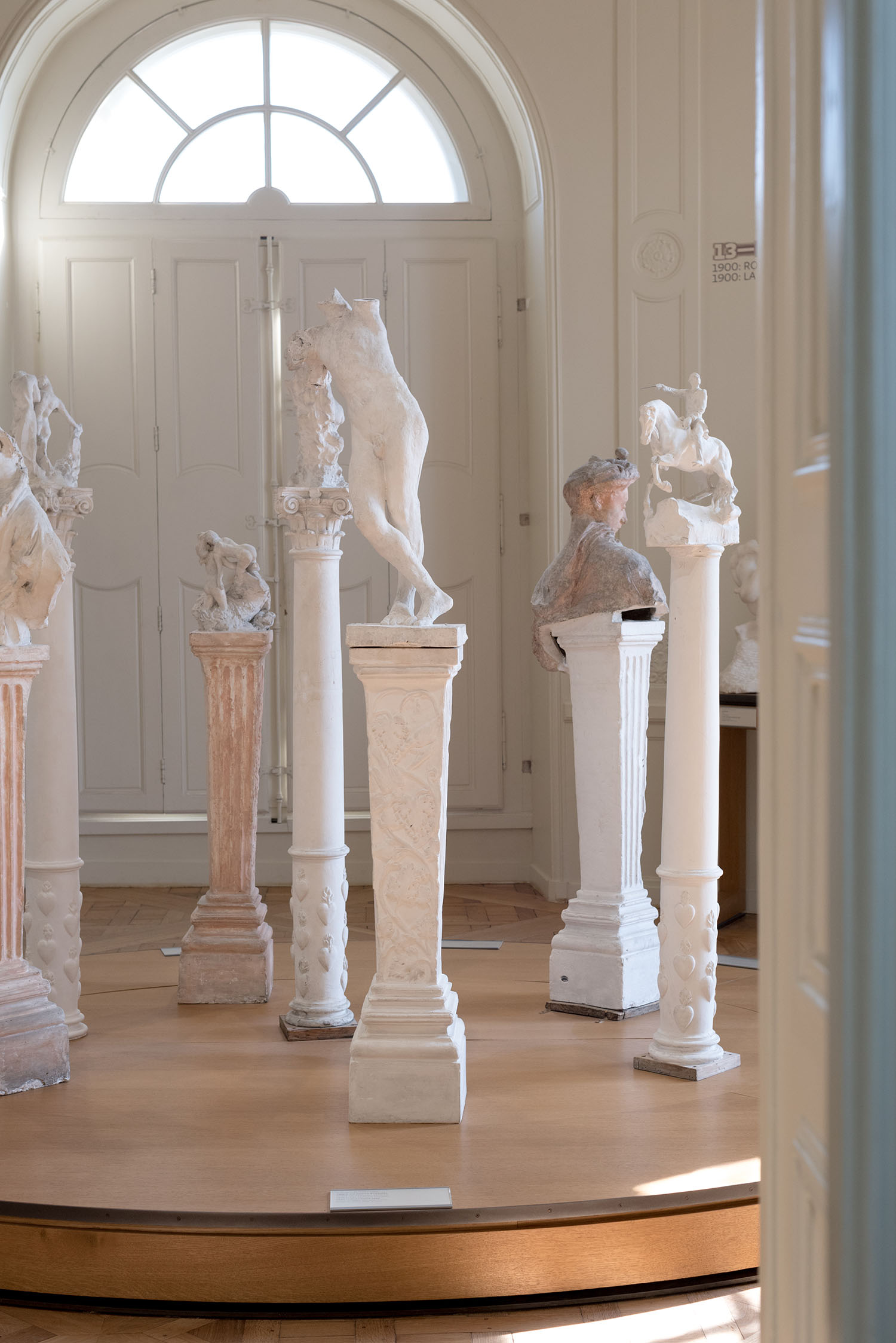 Coco & Vera - White statues on columns at the Musee Rodin