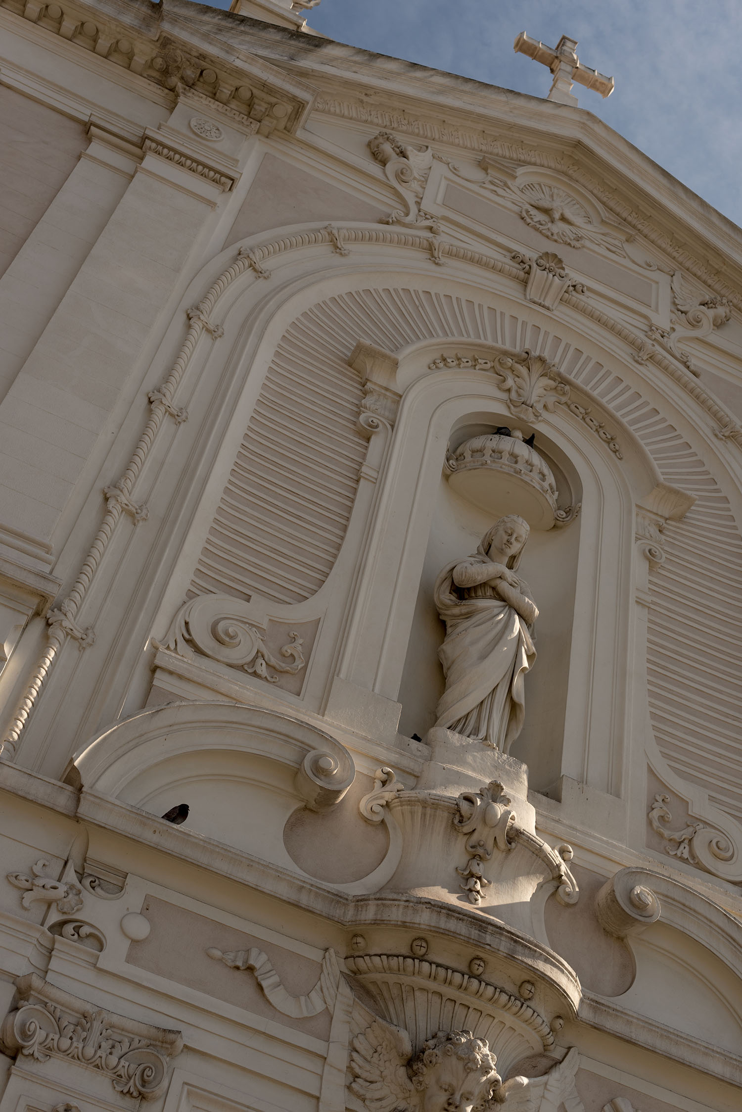 Coco & Vera - White marble church facade with madonna in Marseille