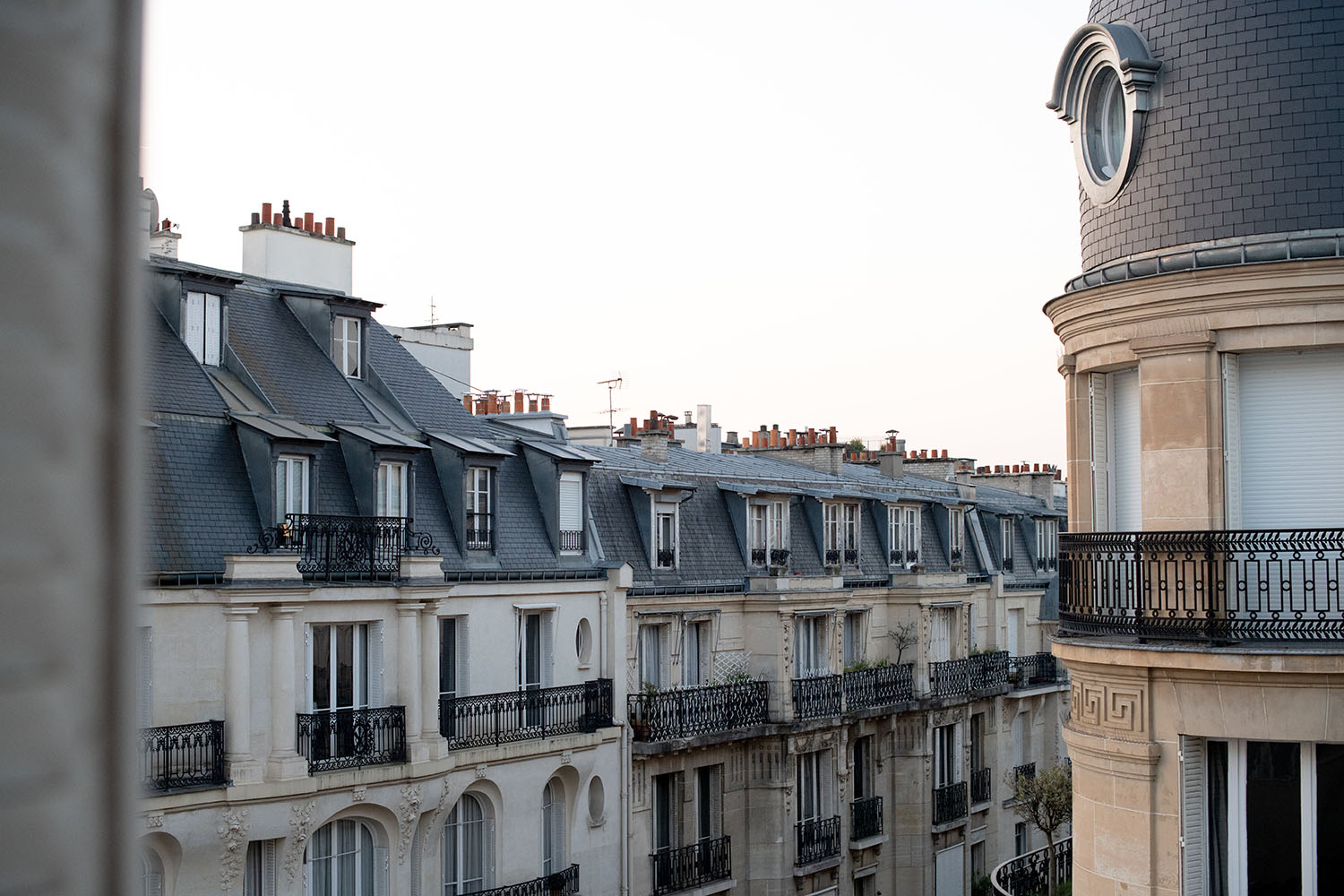 Coco & Voltaire - Sunrise over the rooftops of the sixteenth arrondissement in Paris