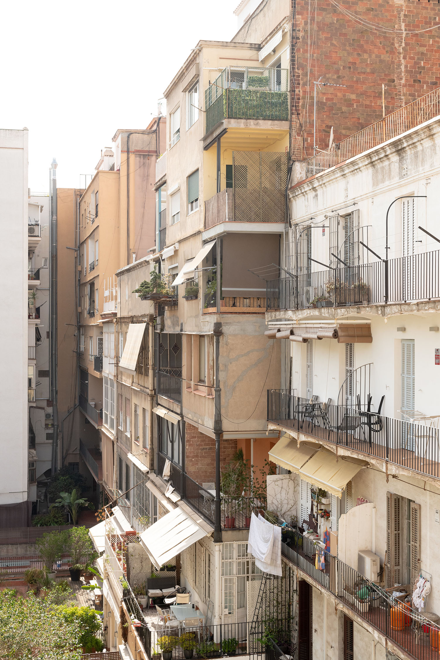 Coco & Voltaire - Interior courtyard with balconies in Barcelona